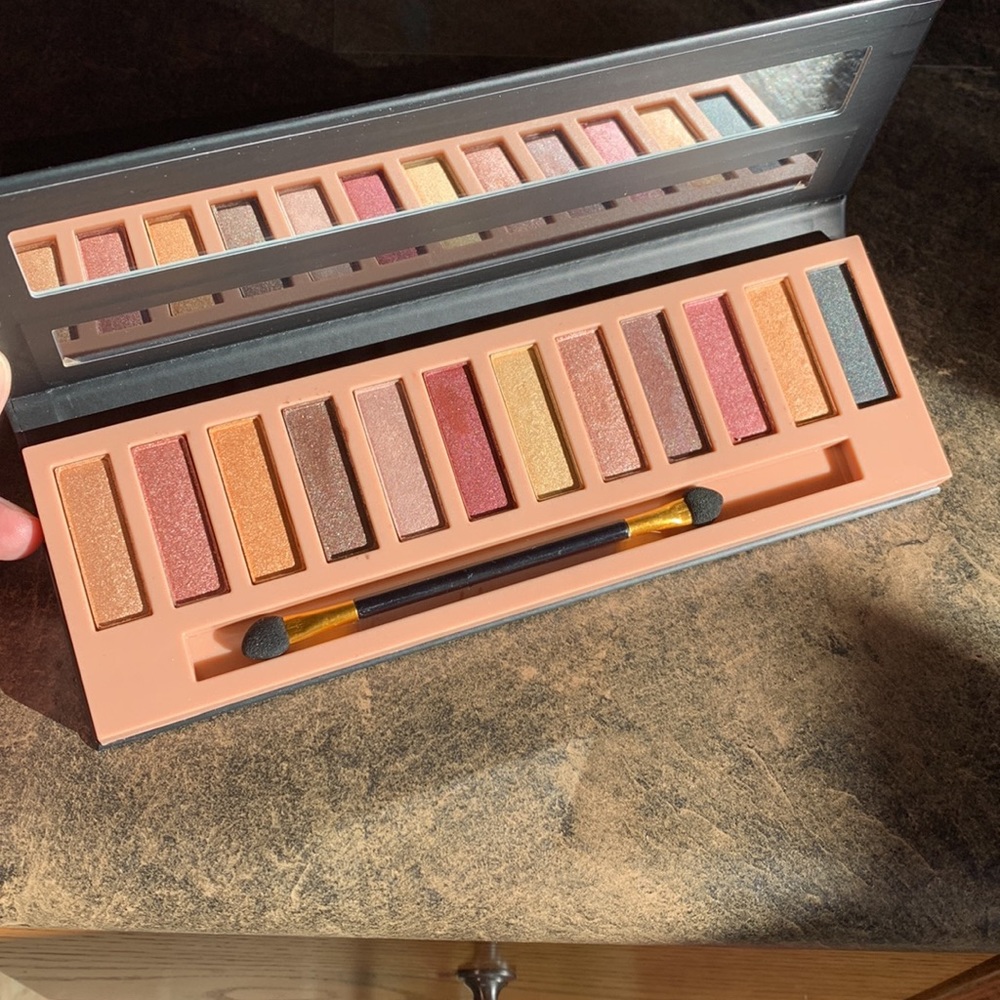💛2/$20 Eye shadow palette, Nakeds 12 colour with shimmer - Picture 2 of 4